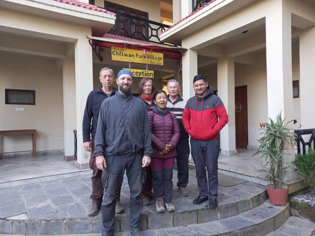 Hotel Chitwan Park Village Sauraha Extérieur photo