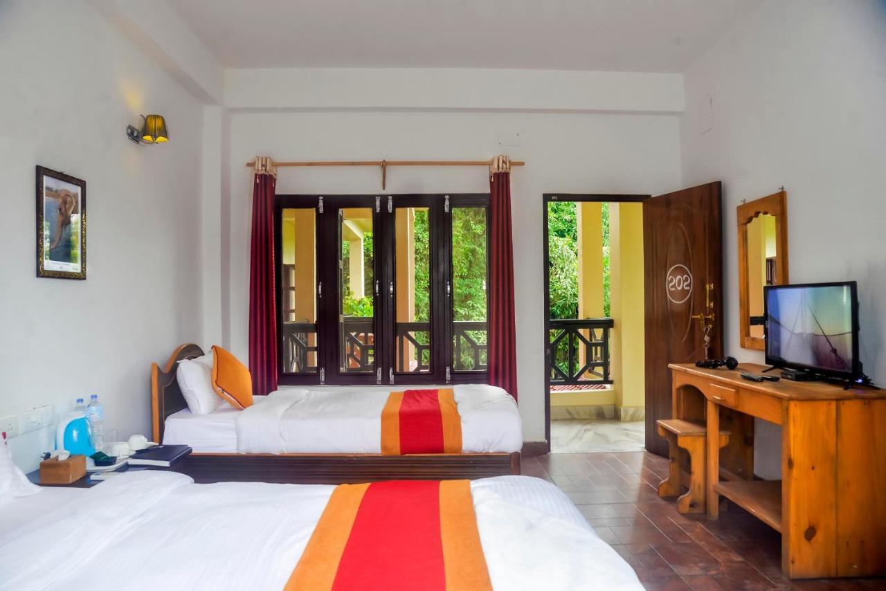 Hotel Chitwan Park Village Sauraha Extérieur photo
