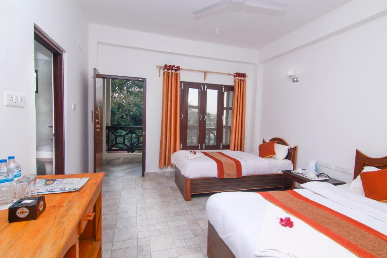 Hotel Chitwan Park Village Sauraha Extérieur photo