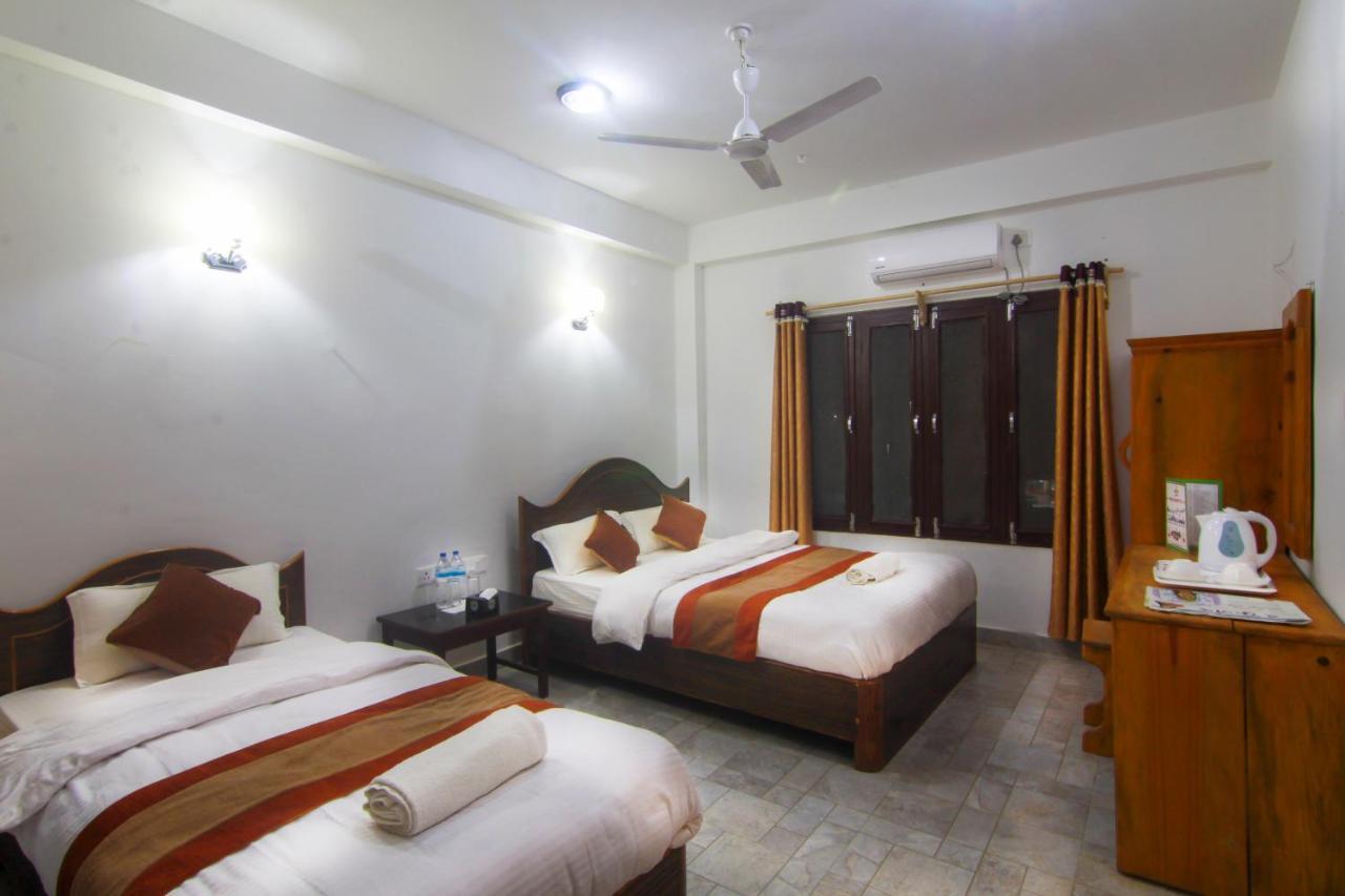 Hotel Chitwan Park Village Sauraha Extérieur photo
