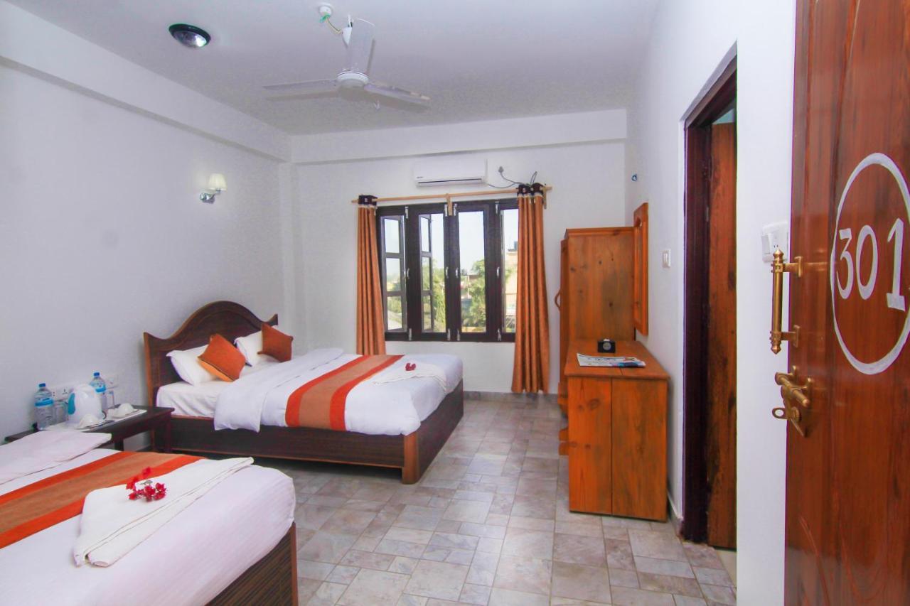Hotel Chitwan Park Village Sauraha Extérieur photo