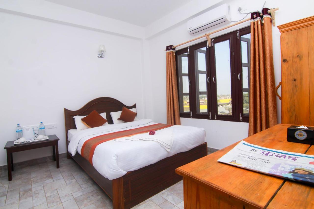 Hotel Chitwan Park Village Sauraha Extérieur photo