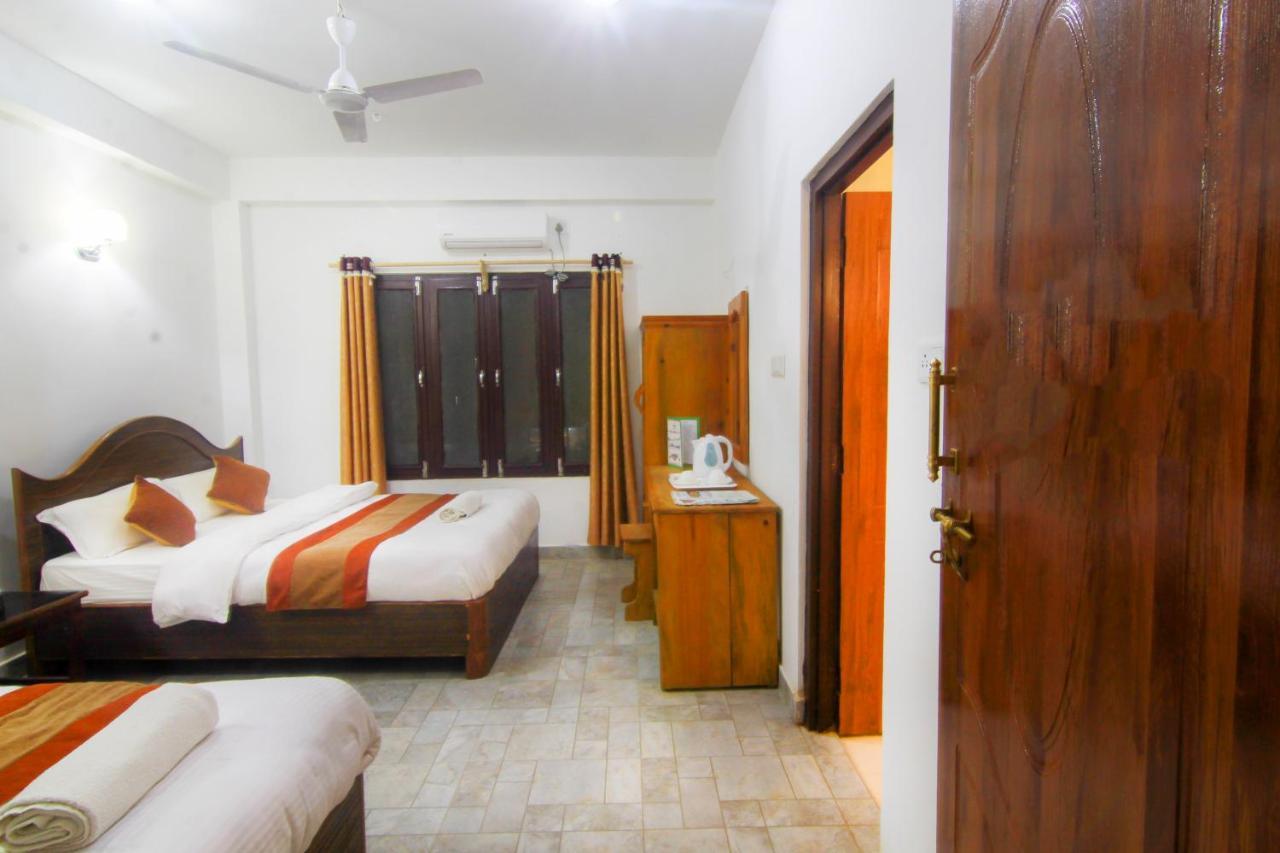 Hotel Chitwan Park Village Sauraha Extérieur photo