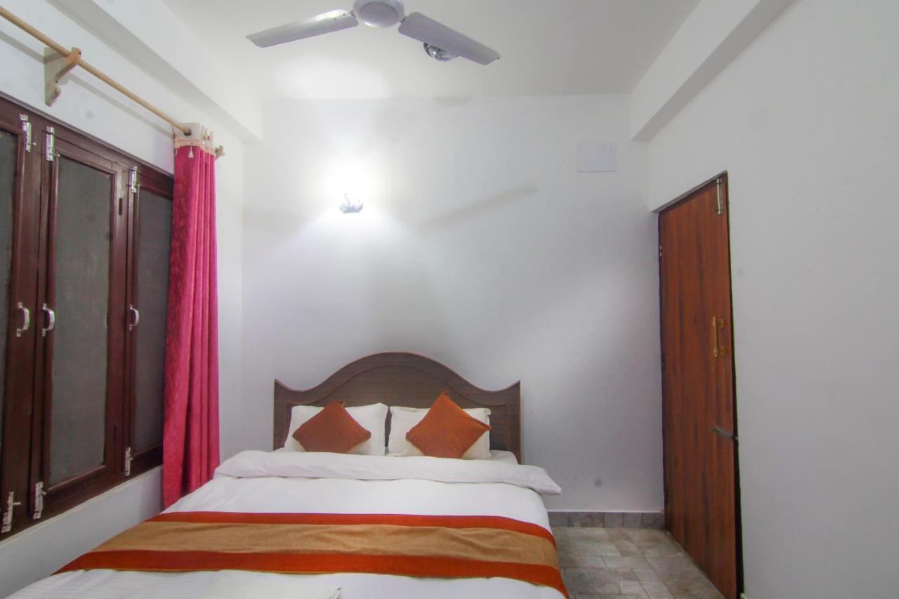 Hotel Chitwan Park Village Sauraha Extérieur photo