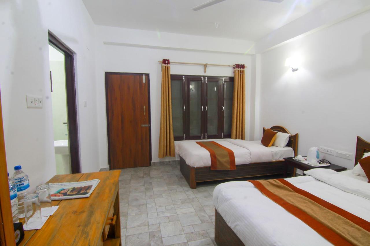 Hotel Chitwan Park Village Sauraha Extérieur photo