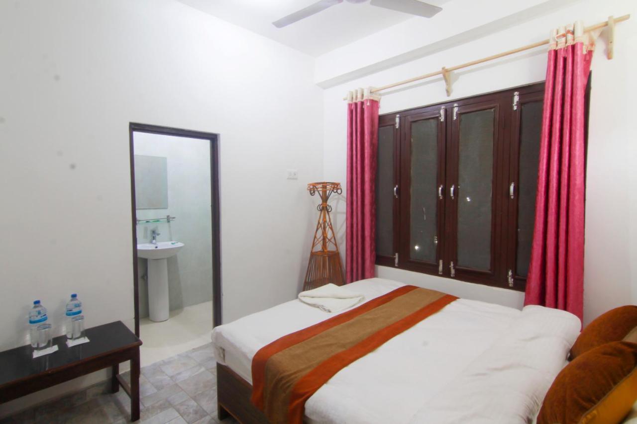 Hotel Chitwan Park Village Sauraha Extérieur photo