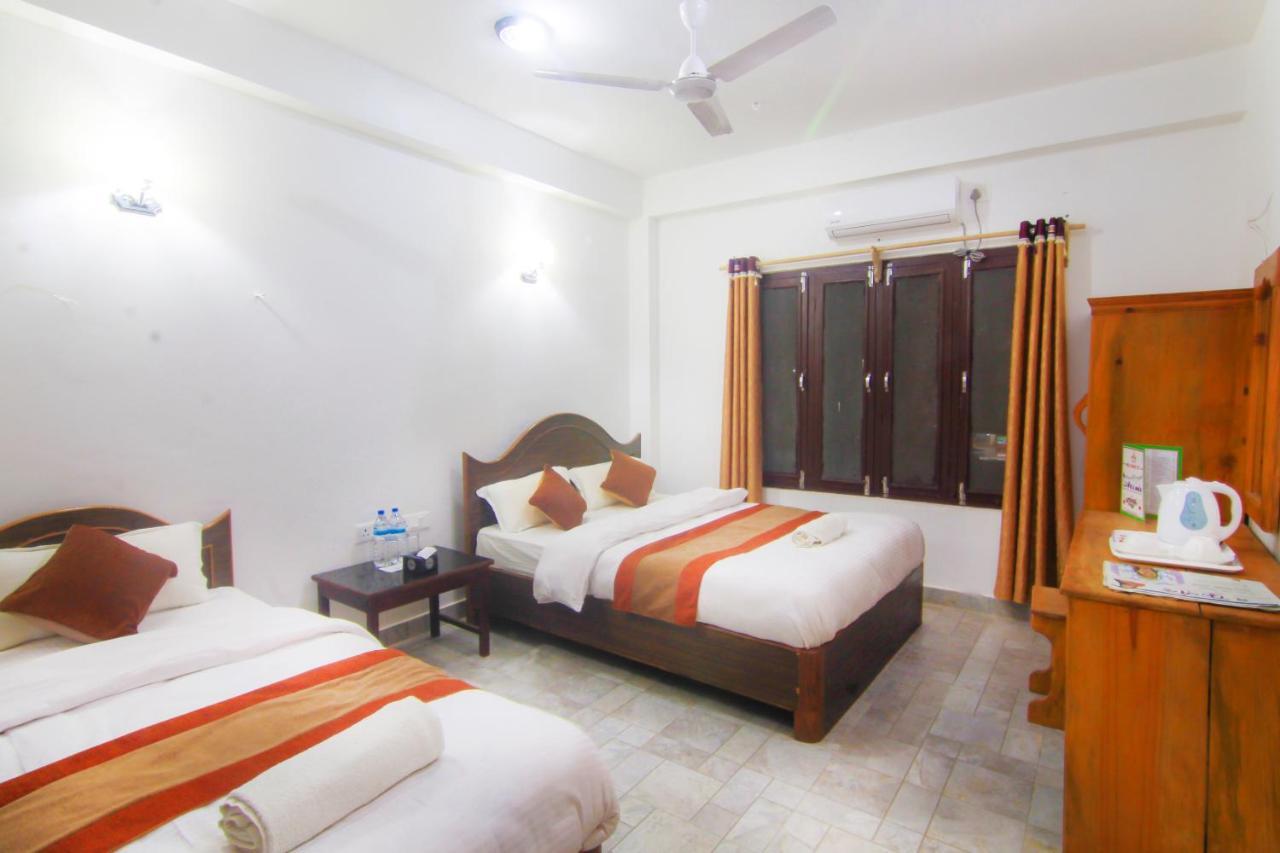 Hotel Chitwan Park Village Sauraha Extérieur photo