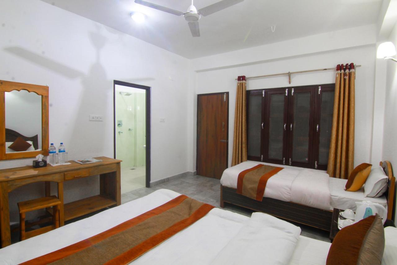 Hotel Chitwan Park Village Sauraha Extérieur photo