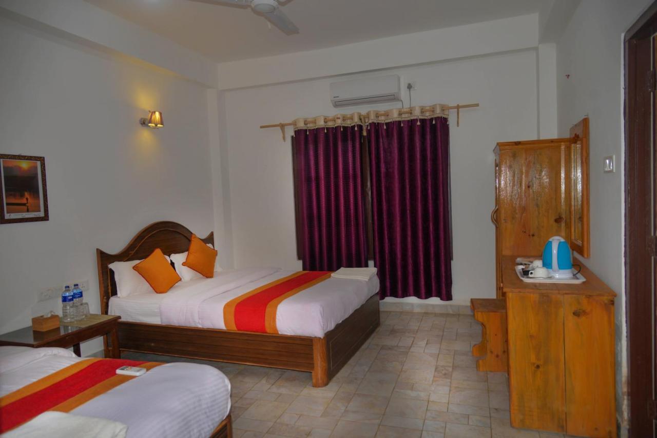 Hotel Chitwan Park Village Sauraha Extérieur photo