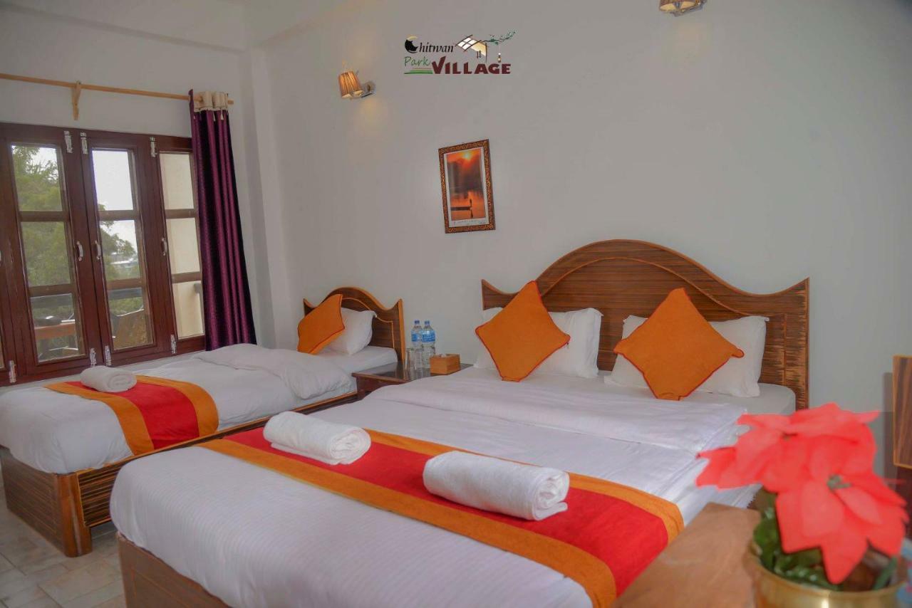 Hotel Chitwan Park Village Sauraha Extérieur photo