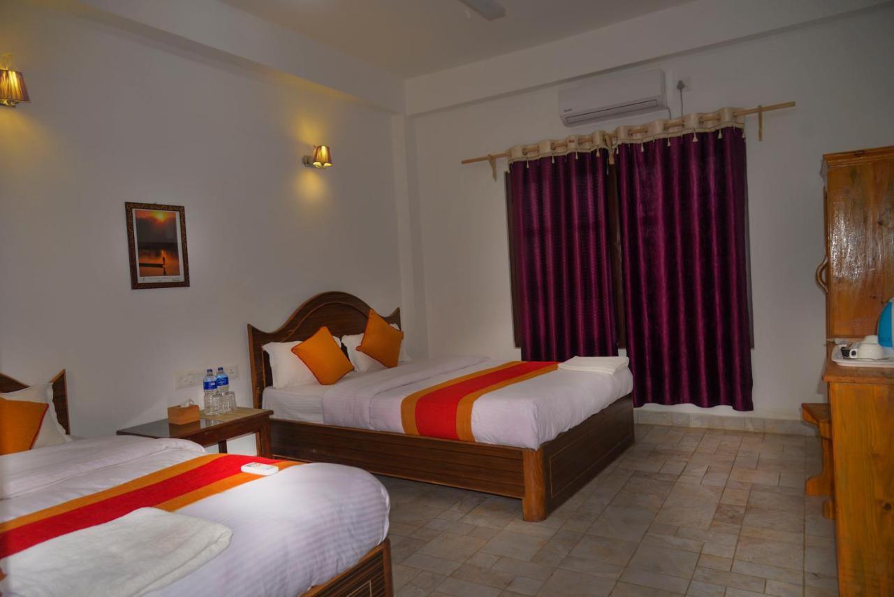 Hotel Chitwan Park Village Sauraha Extérieur photo