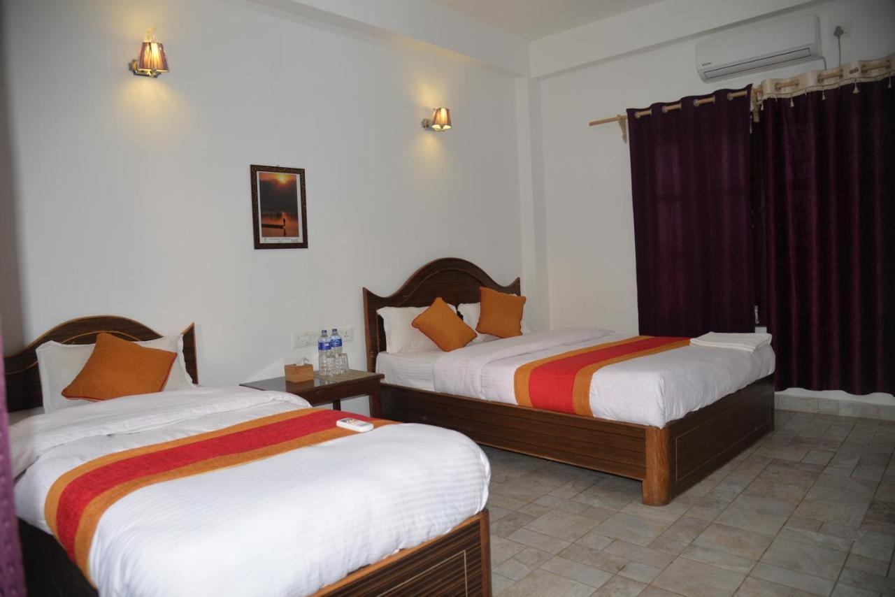 Hotel Chitwan Park Village Sauraha Extérieur photo